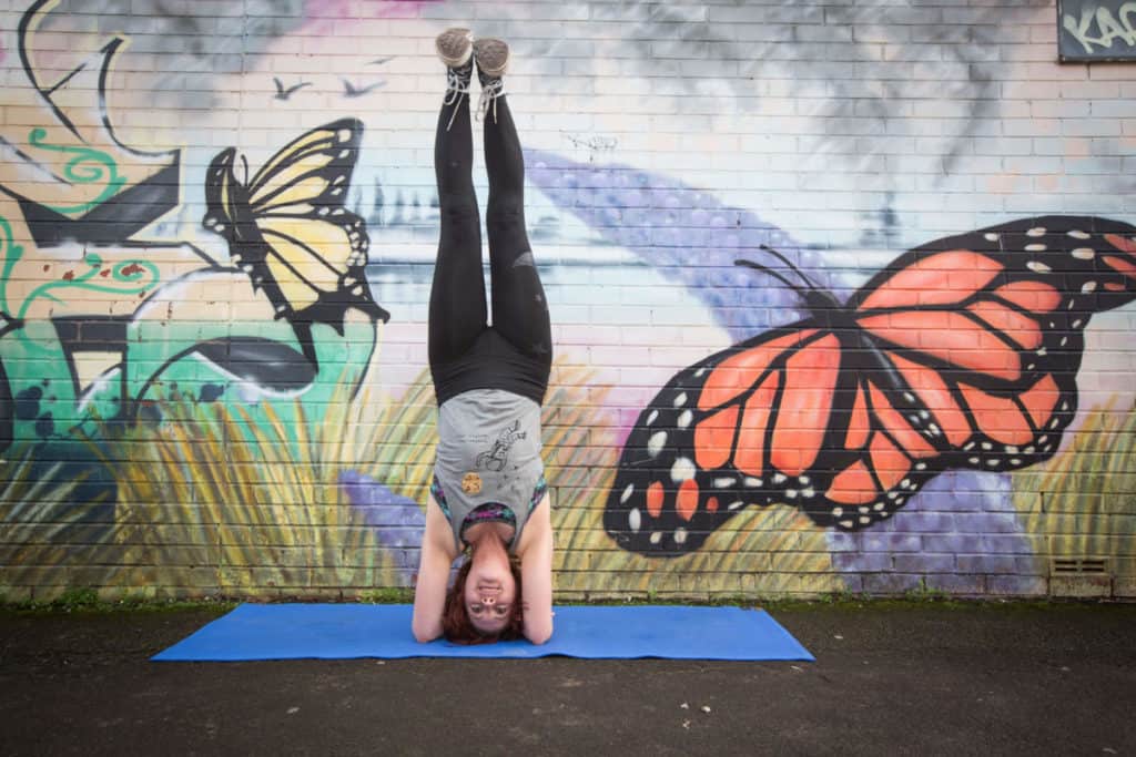 Yogafurie teacher Sinead demonstrating a headstand