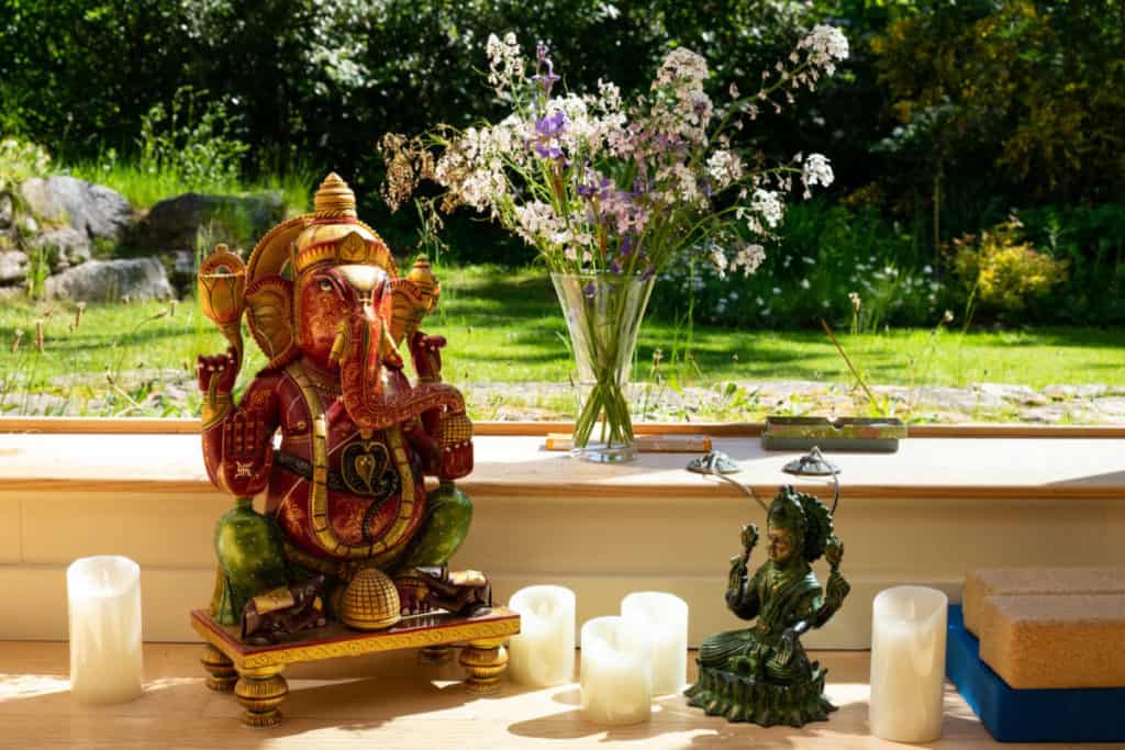Picture of Ganesh and Lakshmi at a windowsill